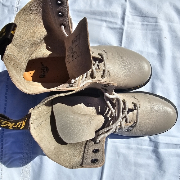 Authentic Dr. Martens 1460 Pascal Virginia Leather Boots – Parchment Beige - Picture 5 of 16